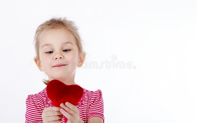 Bambino che tiene un cuore fotografie stock libere da diritti Bambino che tiene un cuore fotografie stock libere da diritti
