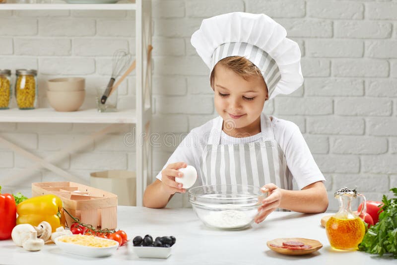 Bambino Con Cappello Da Chef E Grembiule Fotografia Stock