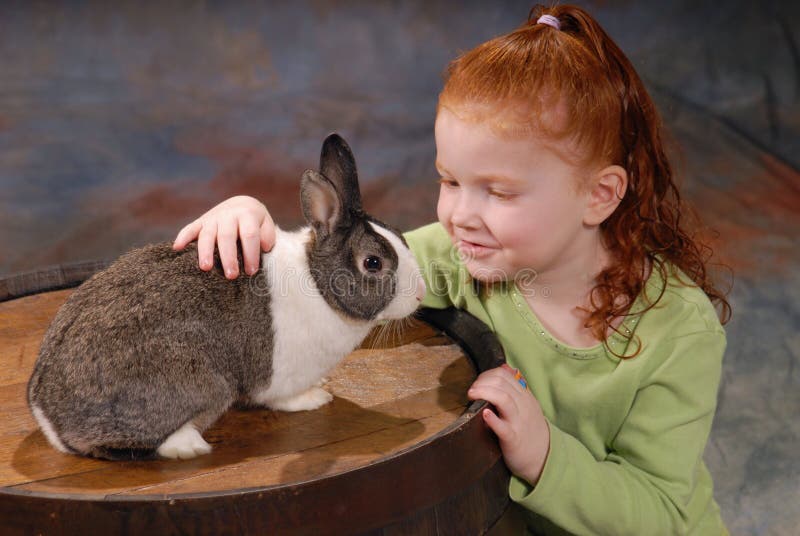 Bambino con il coniglio dell'animale domestico