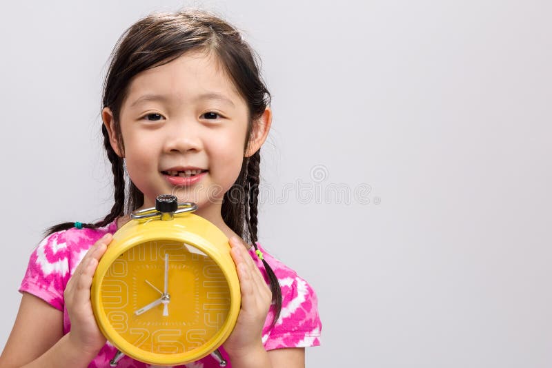 Bambino con il fondo/bambino dell'orologio con l'orologio/bambino con l'orologio su fondo bianco