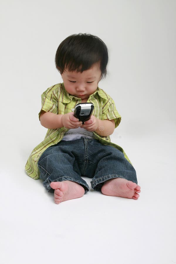 Bambino con il telefono mobile immagini stock Bambino con il telefono mobile immagini stock