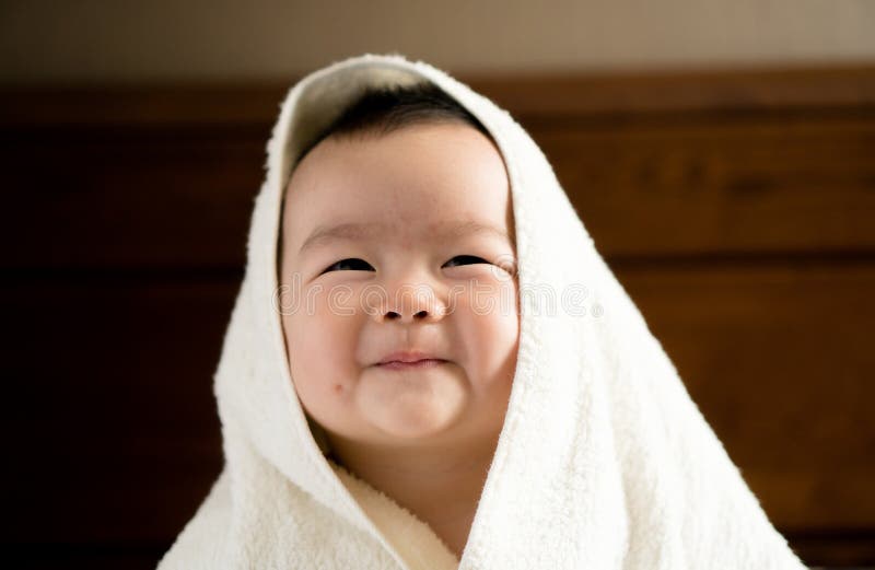 Bambino con il tovagliolo fotografia stock libera da diritti Bambino con il tovagliolo fotografia stock libera da diritti