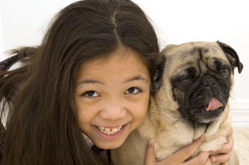 Bambino con l'animale domestico alesato fotografia stock libera da diritti Bambino con l'animale domestico alesato fotografia stock libera da diritti