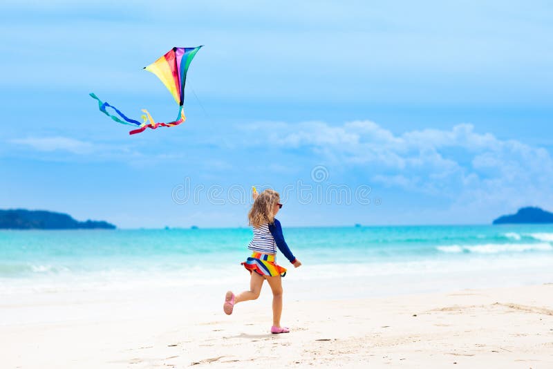 Bambino con l'aquilone Gioco dei bambini Vacanza della spiaggia della famiglia fotografia stock libera da diritti Bambino con l'aquilone Gioco dei bambini Vacanza della spiaggia della famiglia fotografia stock libera da diritti