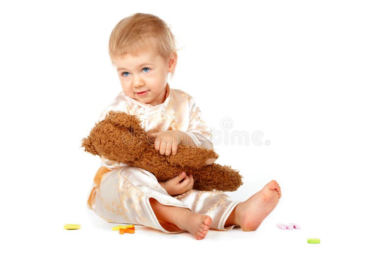 Bambino con le lettere di alfabeto e l'orso dell'orsacchiotto