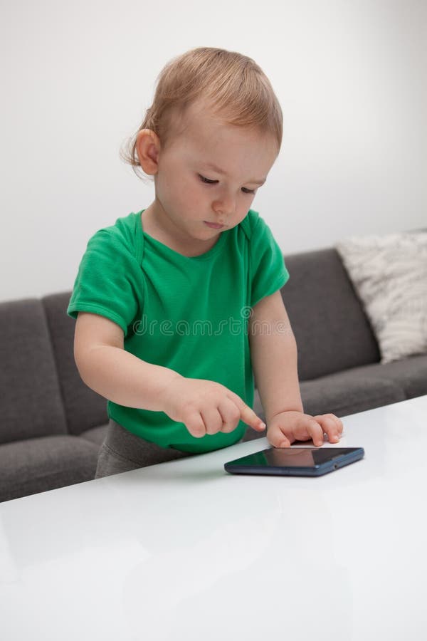 Bambino con lo smartphone immagini stock libere da diritti Bambino con lo smartphone immagini stock libere da diritti