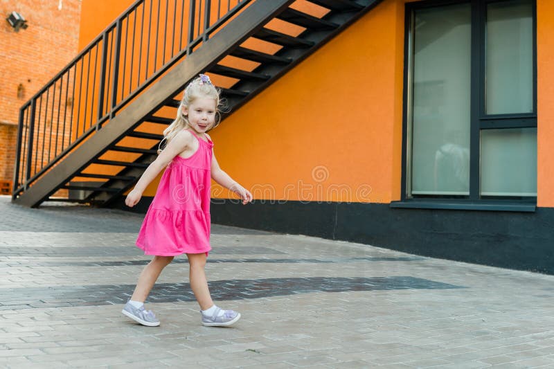 Bambino con problemi di udito e impiantistica cocleare ha cominciato a sentire bambini sordi per strada. perdita dell'udito nell'i immagini stock