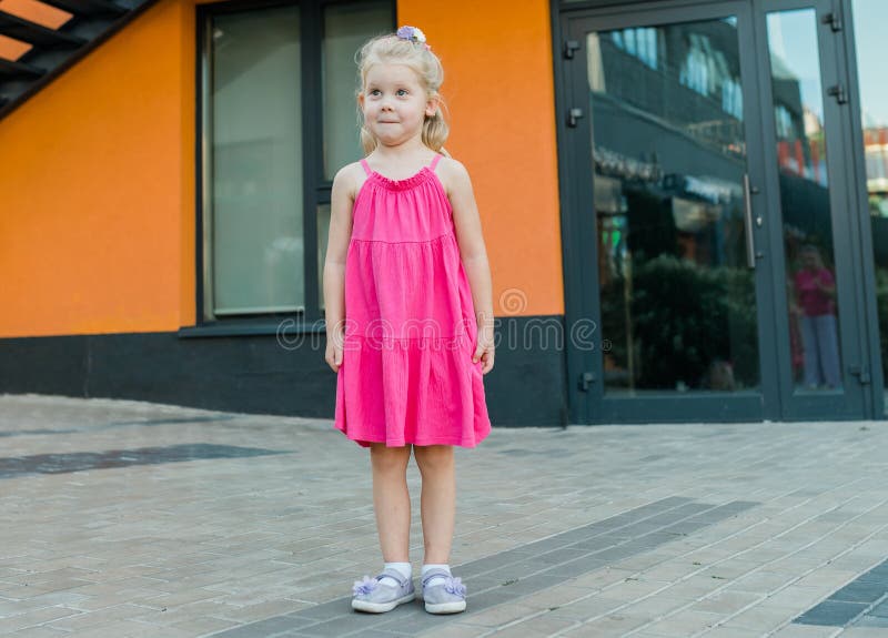 Bambino con problemi di udito e impiantistica cocleare ha cominciato a sentire bambini sordi per strada. perdita dell'udito nell'i immagine stock libera da diritti