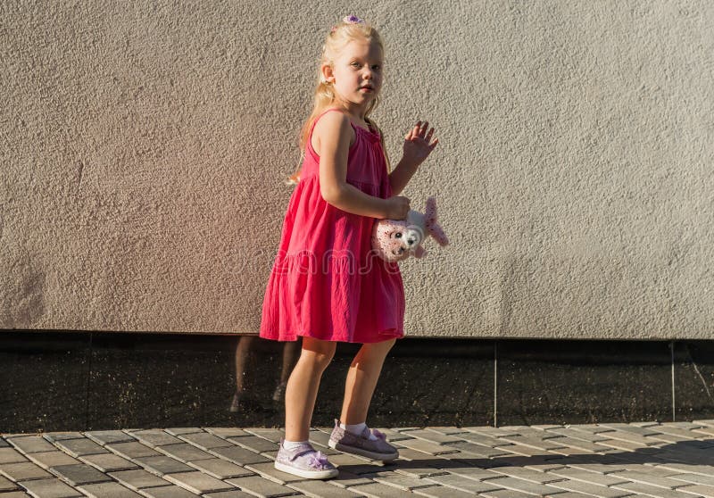 Bambino con problemi di udito e impianto cocleare danza in un ragazzo sordo di strada comincia a sentire. perdita dell'udito nell' immagini stock