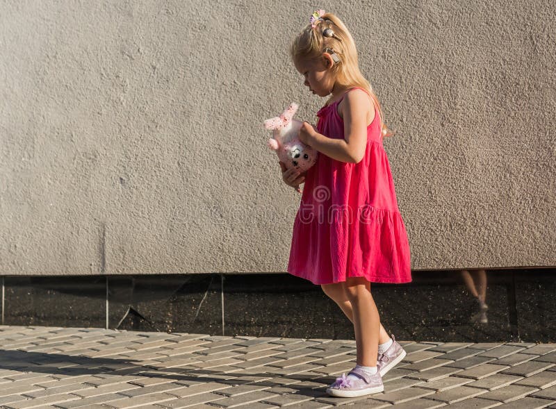 Bambino con problemi di udito e impianto cocleare danza in un ragazzo sordo di strada comincia a sentire. perdita dell'udito nell' fotografia stock