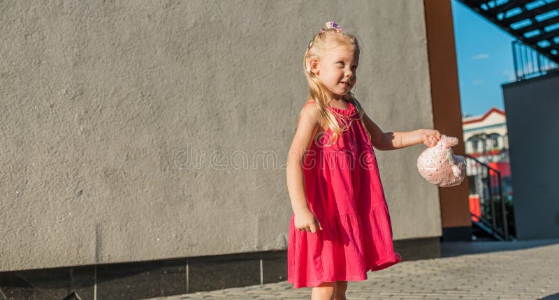 Bambino con problemi di udito e impianto cocleare danza in un ragazzo sordo di strada comincia a sentire. perdita dell'udito nell' immagine stock libera da diritti