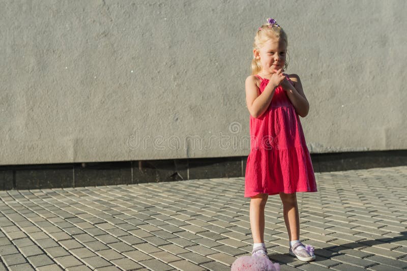 Bambino con problemi di udito e impianto cocleare danza in un ragazzo sordo di strada comincia a sentire. perdita dell'udito nell' fotografie stock libere da diritti