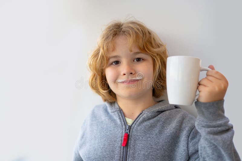 Bambino con un bicchiere di latte fresco. bambino con baffi al latte che beve latte. colazione salutare per bambini. sano fotografia stock