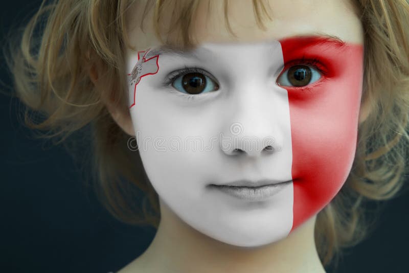 Bambino con una bandiera dipinta di Malta fotografie stock libere da diritti Bambino con una bandiera dipinta di Malta fotografie stock libere da diritti