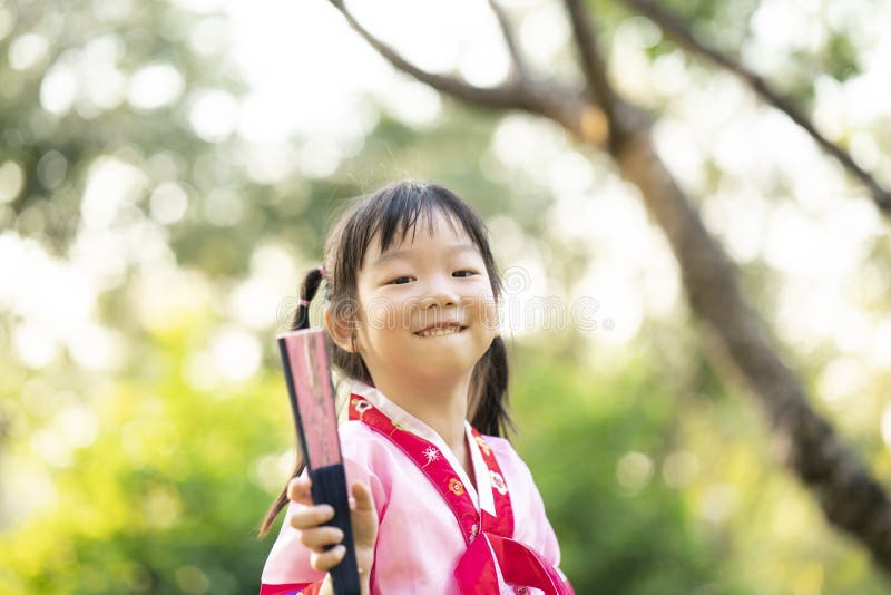 Bambino coreano di sorriso che indossa un Hanbok tradizionale fotografie stock libere da diritti