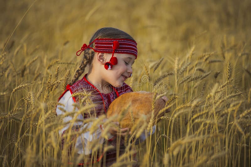 Bambino in costume nazionale ucraino immagini stock libere da diritti Bambino in costume nazionale ucraino immagini stock libere da diritti