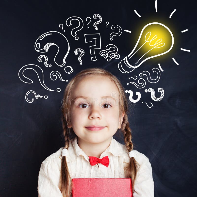 Bambino curioso dell'età scolare con il punto interrogativo del gesso e della lampadina