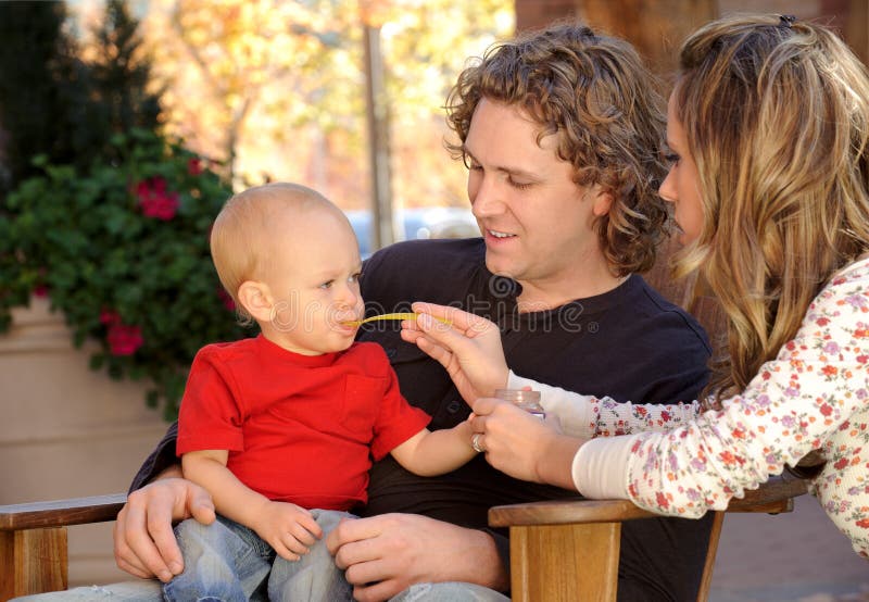 Bambino d'alimentazione della madre esterno immagini stock libere da diritti Bambino d'alimentazione della madre esterno immagini stock libere da diritti