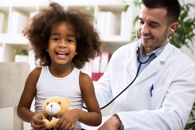 Bambino d'esame di medico del pediatra immagini stock