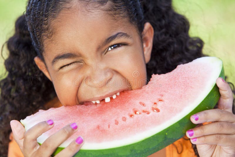 Bambino delle ragazze dell'afroamericano che mangia l'anguria fotografie stock libere da diritti Bambino delle ragazze dell'afroamericano che mangia l'anguria fotografie stock libere da diritti