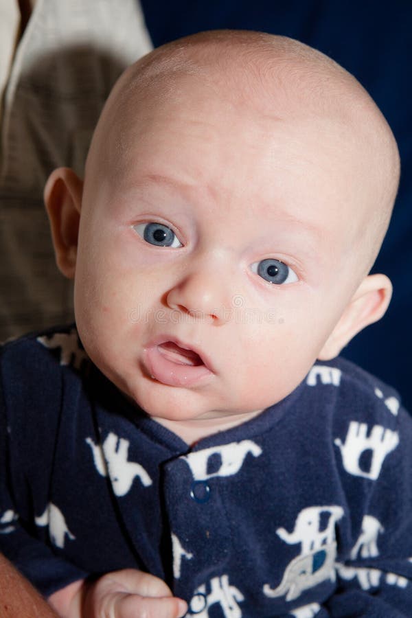 Bambino di conversazione con gli occhi di Big Blue fotografie stock libere da diritti Bambino di conversazione con gli occhi di Big Blue fotografie stock libere da diritti