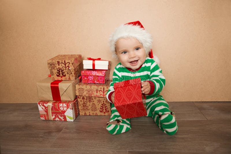 Bambino di Natale in cappello di Santa immagine stock Bambino di Natale in cappello di Santa immagine stock
