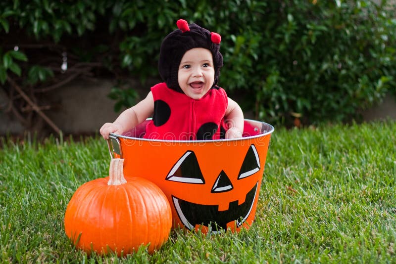 Bambino di risata in costume di Halloween del ladybug