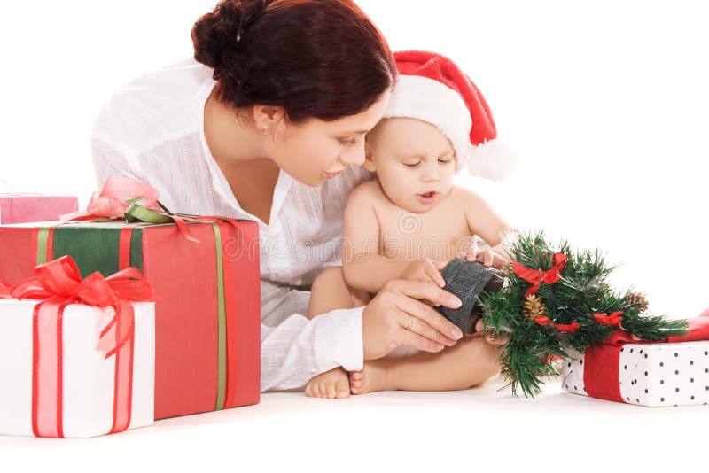 Bambino e madre con i regali di natale fotografia stock libera da diritti Bambino e madre con i regali di natale fotografia stock libera da diritti