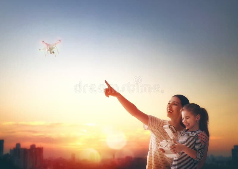 Bambino e mamma che giocano con il fuco fotografia stock libera da diritti Bambino e mamma che giocano con il fuco fotografia stock libera da diritti
