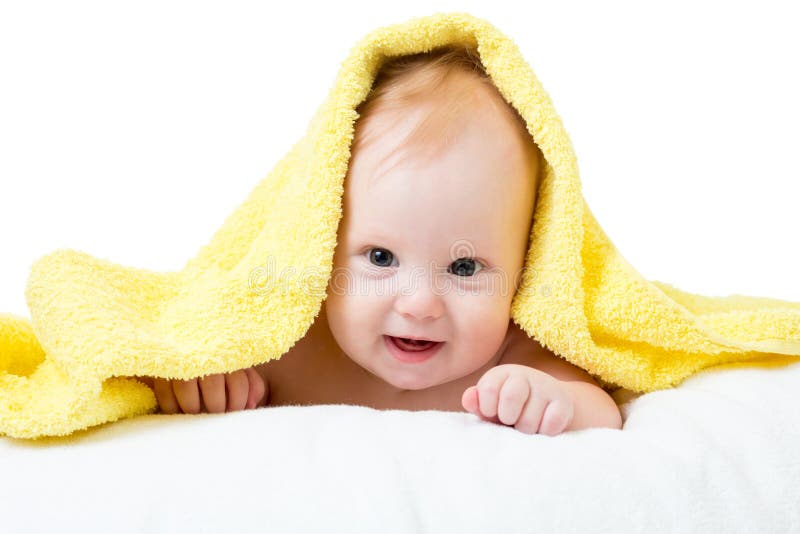 Bambino felice adorabile in asciugamano fotografia stock libera da diritti Bambino felice adorabile in asciugamano fotografia stock libera da diritti