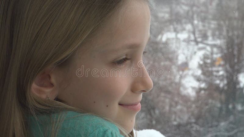 Bambino felice che considera finestra, ragazza del bambino che sogna lotta della palla di neve, inverno del pupazzo di neve immagini stock libere da diritti Bambino felice che considera finestra, ragazza del bambino che sogna lotta della palla di neve, inverno del pupazzo di neve immagini stock libere da diritti