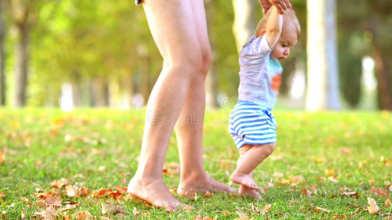 Bambino felice che fa i primi punti video d archivio