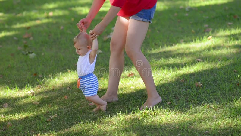 Bambino felice che fa i primi punti in un parco video d archivio