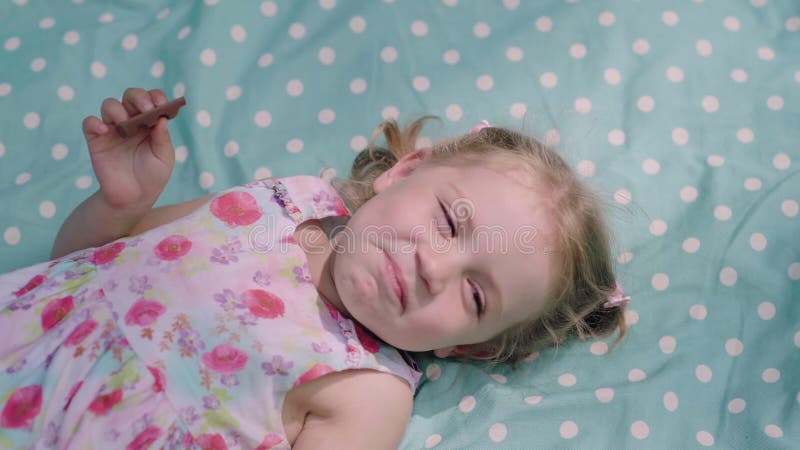 Bambino felice che si trova e che ride dal solleticare primo piano archivi video
