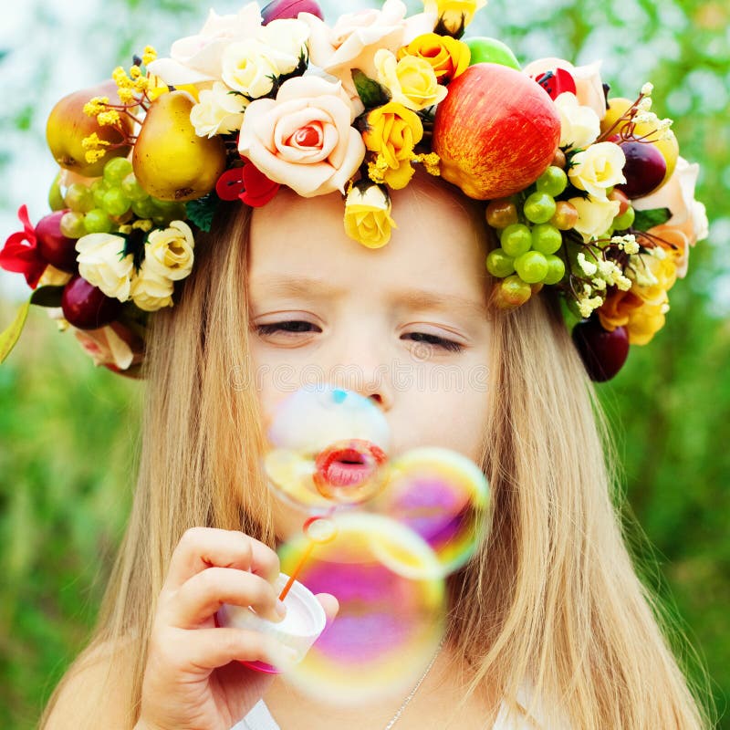 Bambino felice con le bolle di sapone immagine stock libera da diritti Bambino felice con le bolle di sapone immagine stock libera da diritti