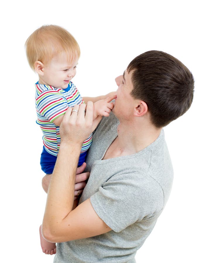 Bambino felice della tenuta del padre in sue mani isolate fotografia stock libera da diritti Bambino felice della tenuta del padre in sue mani isolate fotografia stock libera da diritti
