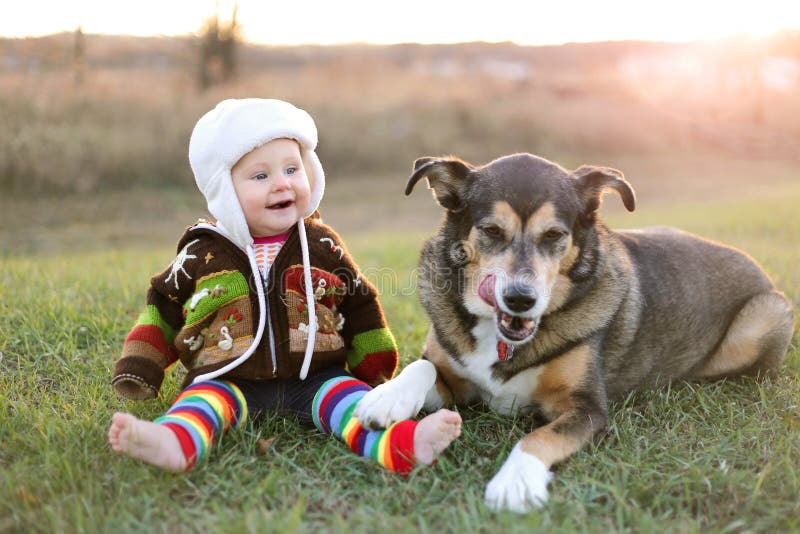 Bambino felice legato fuori nell'inverno con il cane di animale domestico fotografia stock libera da diritti Bambino felice legato fuori nell'inverno con il cane di animale domestico fotografia stock libera da diritti
