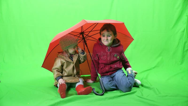 Bambino felice sotto l'ombrello, schermo verde 4k ProRes, 4 2 2 10bit stock footage