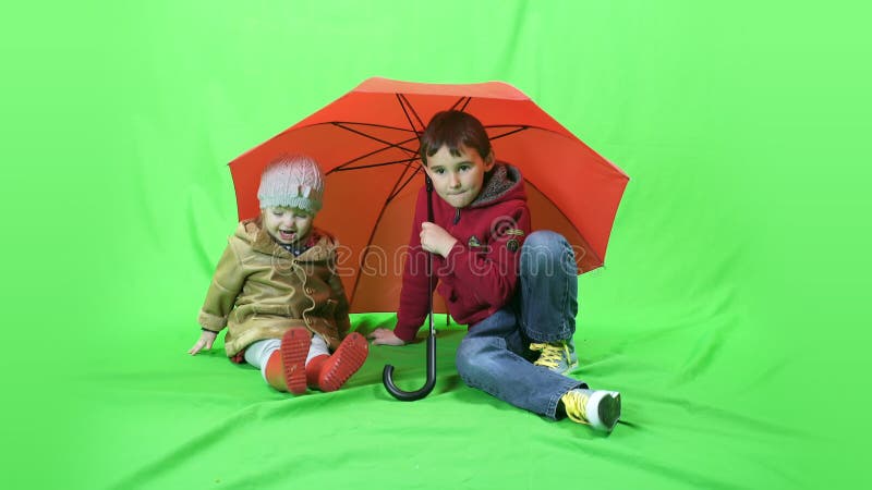 Bambino felice sotto l'ombrello, schermo verde 4k ProRes, 4 2 2 10bit stock footage