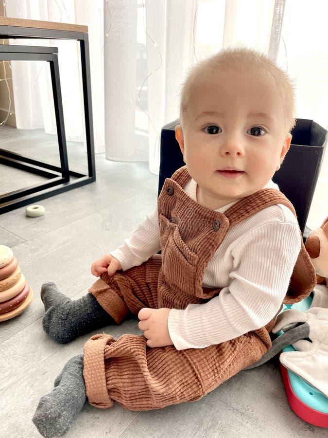 Bambino gioca nella stanza con giocattoli per bambini. immagine stock