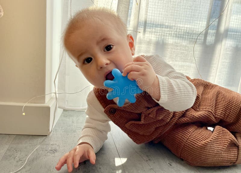 Bambino gioca nella stanza con giocattoli per bambini. fotografia stock libera da diritti