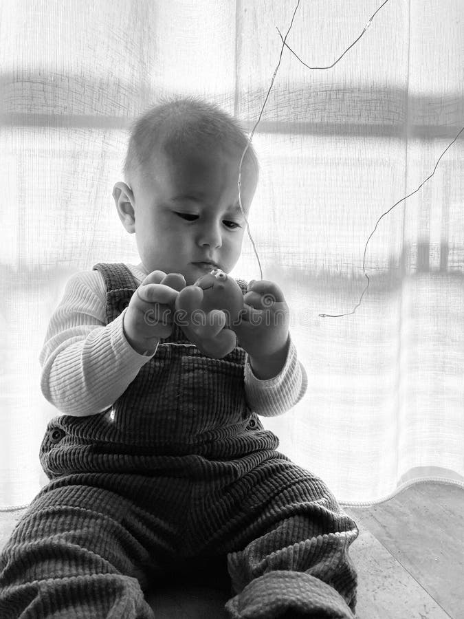 Bambino gioca nella stanza con giocattoli per bambini. immagine stock libera da diritti