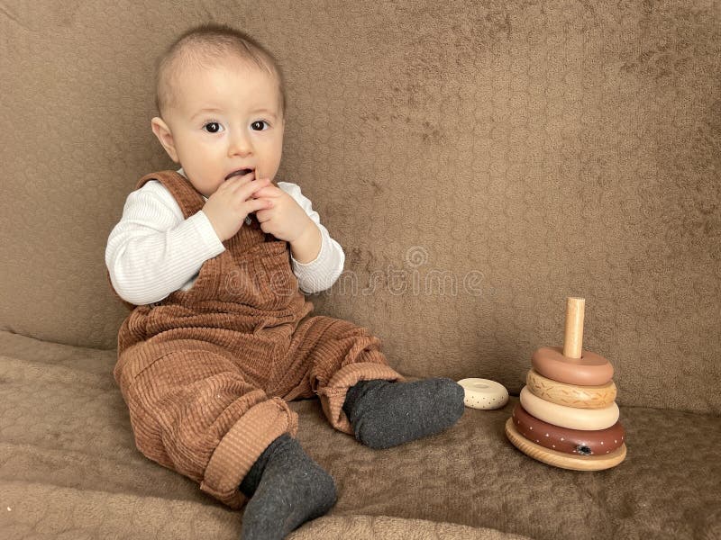 Bambino gioca nella stanza con giocattoli per bambini. fotografia stock