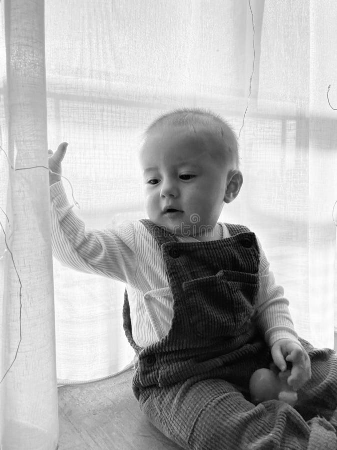 Bambino gioca nella stanza con giocattoli per bambini. immagini stock