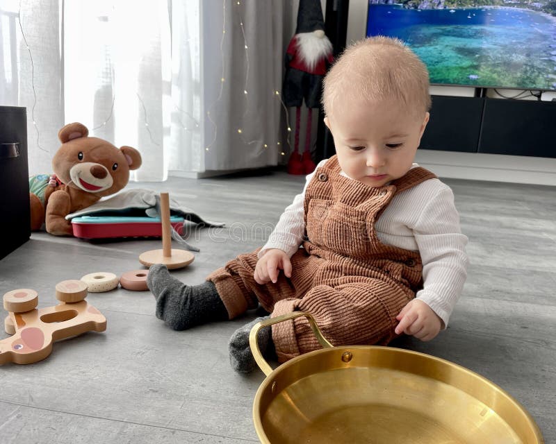 Bambino gioca nella stanza con giocattoli per bambini. fotografia stock