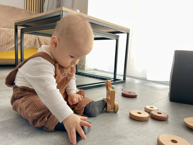 Bambino gioca nella stanza con giocattoli per bambini. fotografia stock libera da diritti
