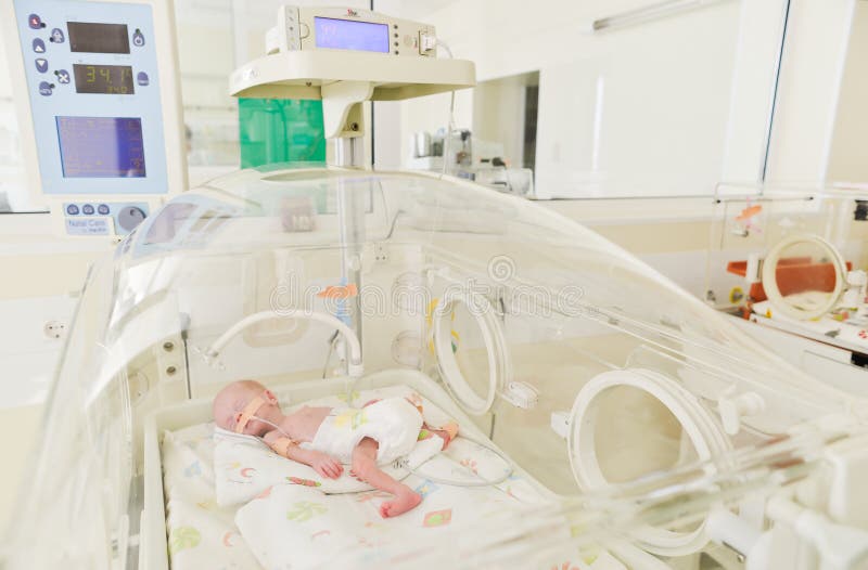 Bambino innocente neonato che dorme in unincubatrice immagine ... Sognare un bambino neonato