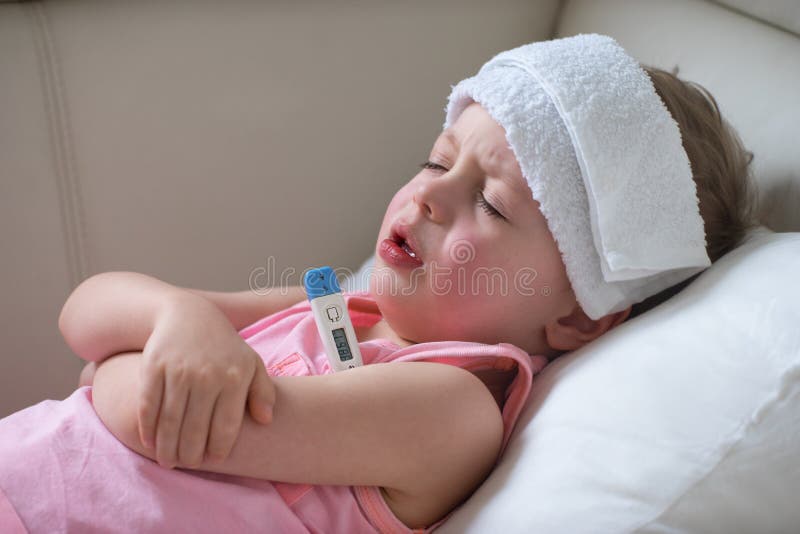 Bambino malato con febbre alta che si situa a letto