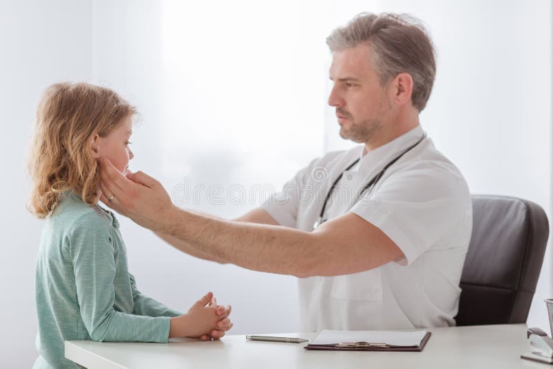Bambino malato con i sintomi di polmonite e medico professionista nell'ospedale fotografia stock Bambino malato con i sintomi di polmonite e medico professionista nell'ospedale fotografia stock