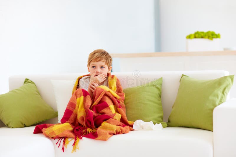 Bambino malato con il naso semiliquido ed il calore di febbre a casa